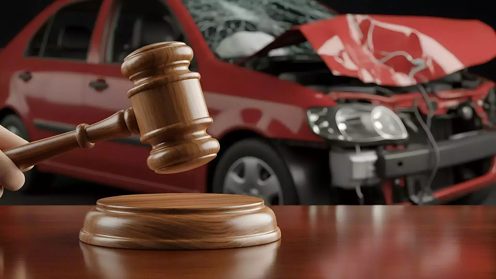Un mazo y un coche rojo dañado que simbolizan acciones legales por una reclamación de accidente.