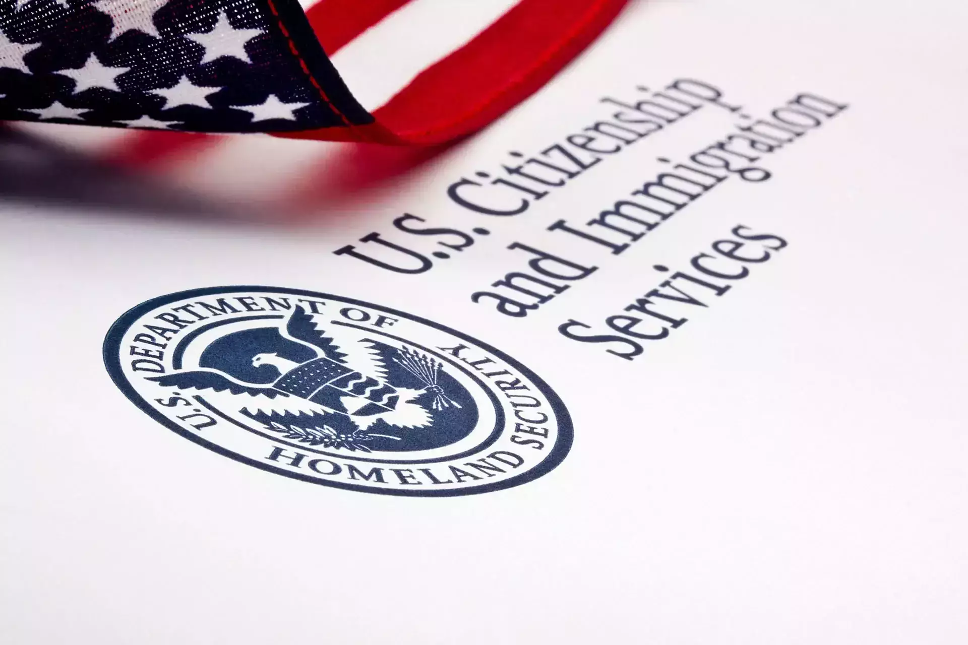 Documento del Servicio de Ciudadanía e Inmigración de los Estados Unidos que presenta el sello del Departamento de Seguridad Nacional y una bandera estadounidense.