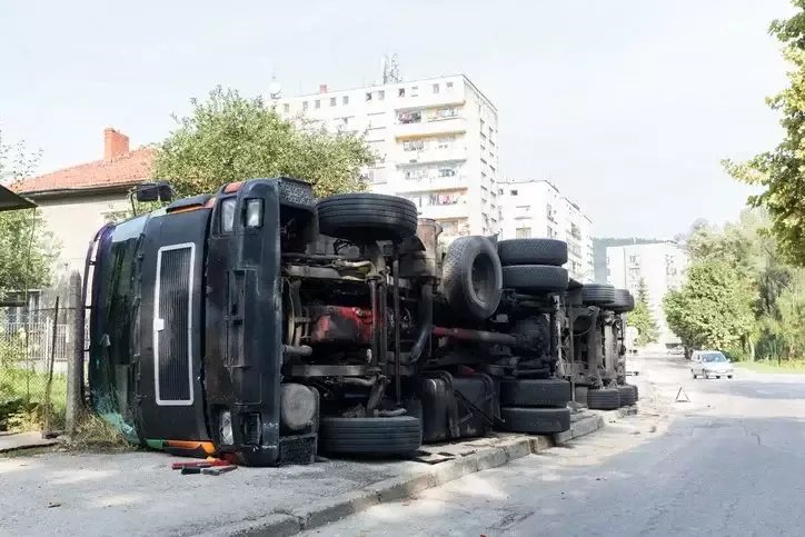 Un camión de gran tamaño volcó de costado en una vía urbana.