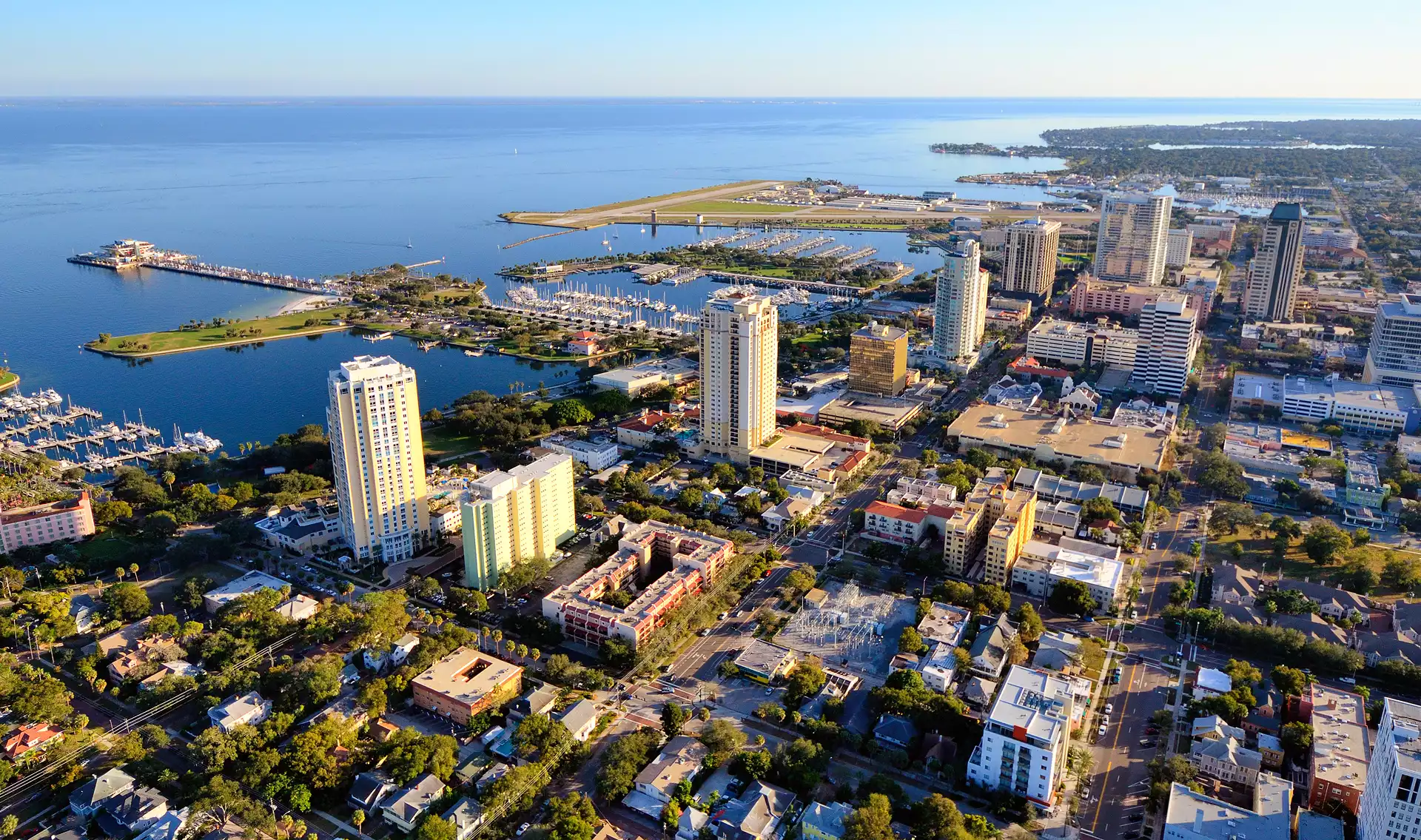 Vista aérea del centro de St. Petersburg, Florida, que muestra los rascacielos y el paseo marítimo.